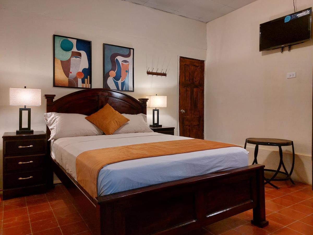 Hospedaje Los Lirios Chitre Exterior photo